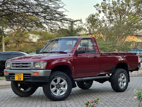 1996 Toyota Hilux Red - 2/6