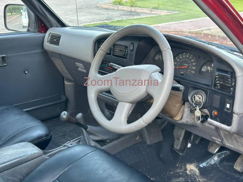1996 Toyota Hilux Red - 3/6