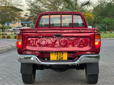 1996 Toyota Hilux Red - 4/6