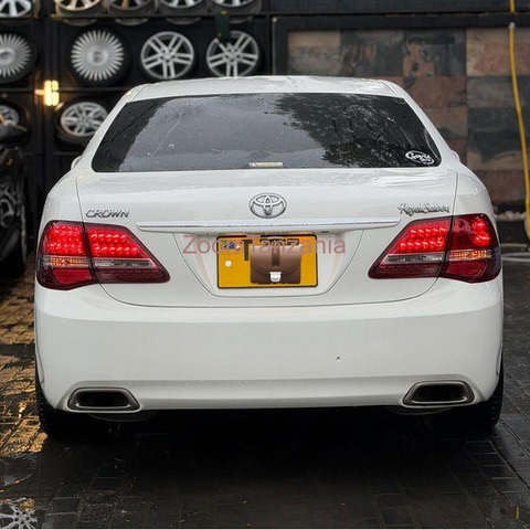 Toyota Crown 2010 Nyeupe - 2/6