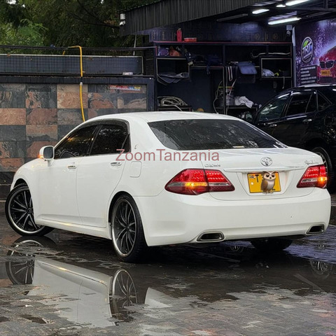Toyota Crown 2010 Nyeupe - 5/6