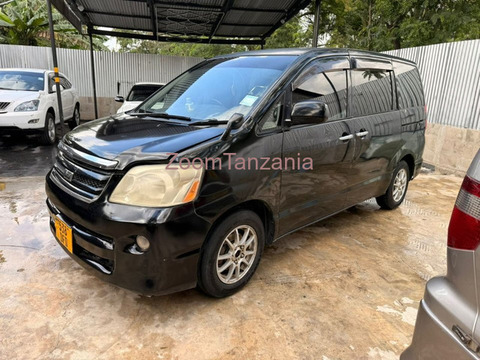 Toyota Noah 2005 Nyeusi - 1/5