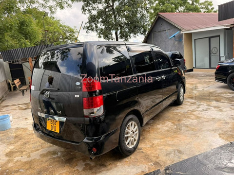 Toyota Noah 2005 Nyeusi - 3/5
