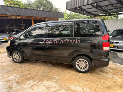 Toyota Noah 2005 Nyeusi - 4/5