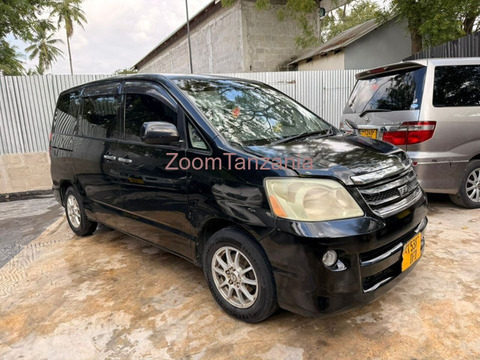 Toyota Noah 2005 Nyeusi - 5/5