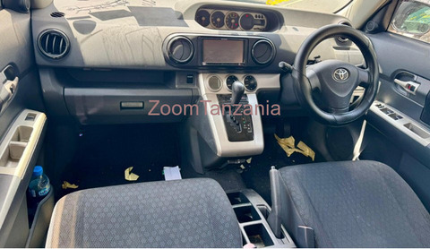 Toyota Corolla Rumion 2009 Nyeusi - 2/6