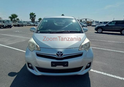 Toyota Ractis 2011 Silver - 2/6