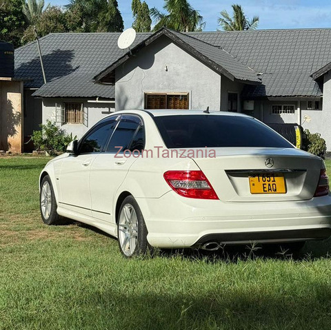 Mercedes-Benz C-Class 2009 Nyeupe - 2/2