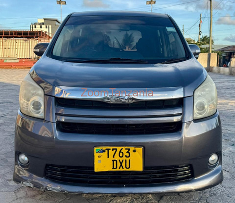 Toyota Noah 2009 Gray - 1/6