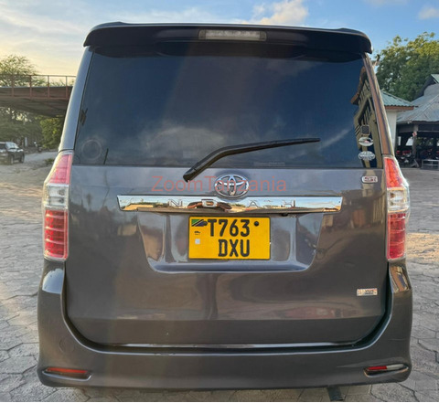 Toyota Noah 2009 Gray - 2/6