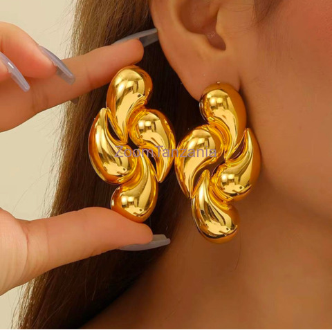 Elegant Gold Color Earrings - 2/5