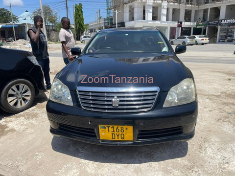 2005 Toyota Crown Athlete Nyeusi - 1/4