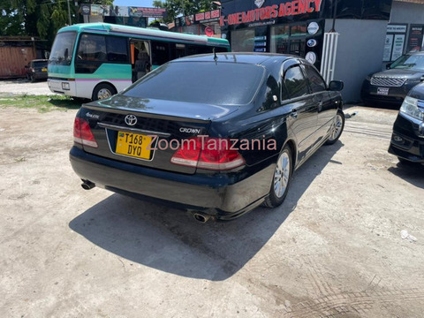 2005 Toyota Crown Athlete Nyeusi - 2/4