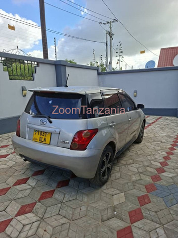 2004 Toyota IST Silver - 2/5