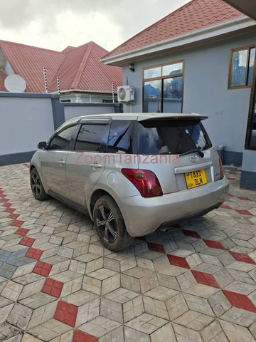 2004 Toyota IST Silver - 3/5