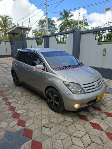 2004 Toyota IST Silver - 4/5