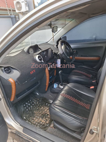 2004 Toyota IST Silver - 5/5