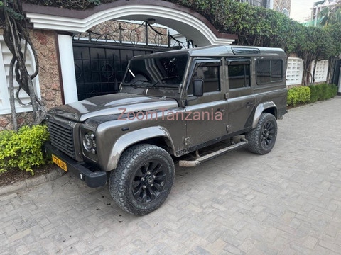 2015 Land Rover Defender Puma Gray - 2/6
