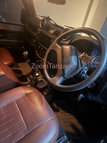 2015 Land Rover Defender Puma Gray - 4/6