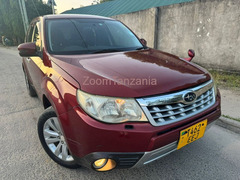 2011 Subaru Forester Nyekundu