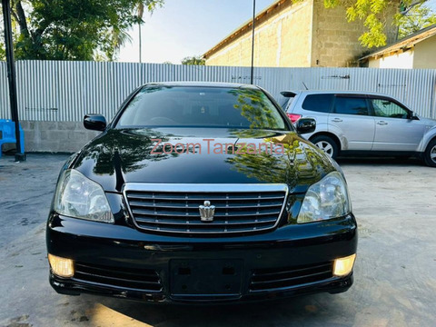 2005 Toyota Crown Athlete Black - 1/6
