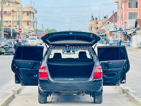 2004 Toyota Kluger Black - 4/6