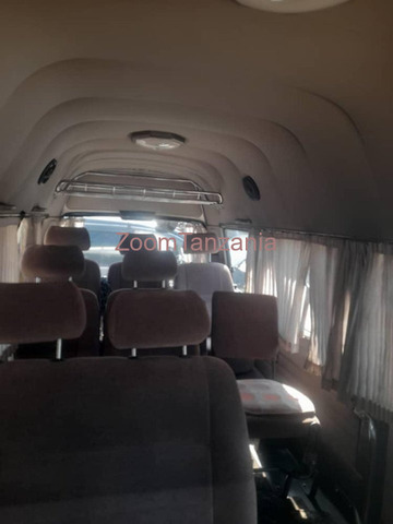 Toyota Hiace 2004 Rangi Kijivu Inauzwa - 3/4