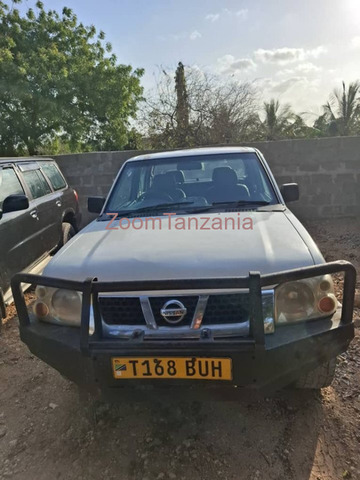 Nissan Hardbody 2003 Nyeupe Inauzwa - 1/5