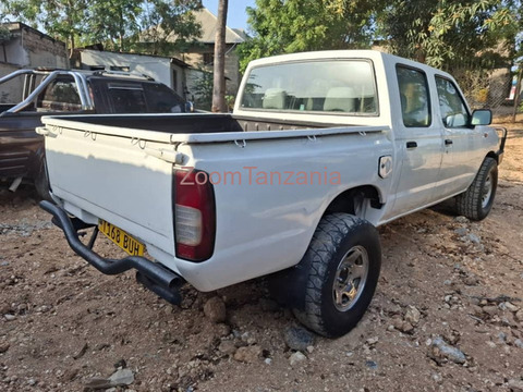 Nissan Hardbody 2003 Nyeupe Inauzwa - 2/5