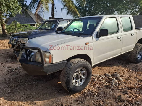 Nissan Hardbody 2003 Nyeupe Inauzwa - 3/5