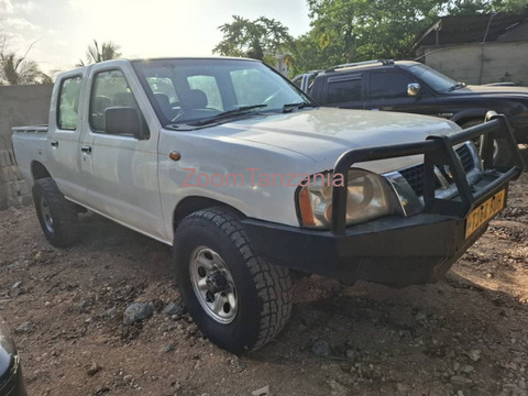 Nissan Hardbody 2003 Nyeupe Inauzwa - 4/5