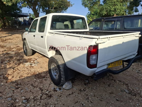 Nissan Hardbody 2003 Nyeupe Inauzwa - 5/5