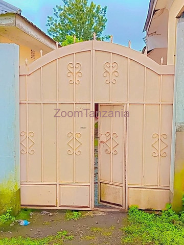 Jengo la Vyumba 56 vya Kupangisha Linauzwa Momela, Barabara ya Hifadhi ya Taifa ya Arusha - 1/6