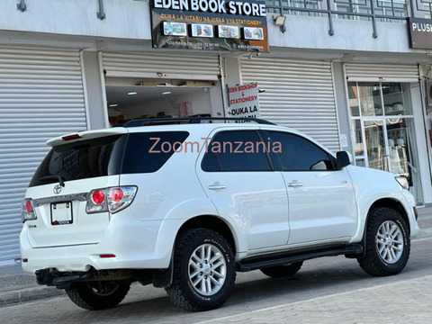 2014 Toyota Fortuner White - 3/6