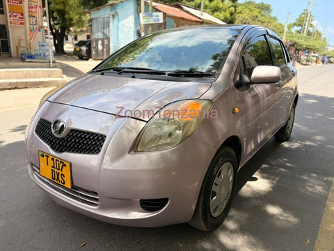 2005 Toyota Vitz Gold - 1/6