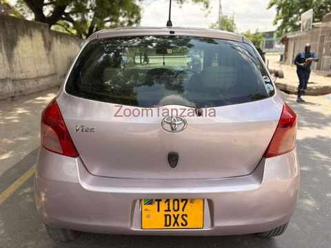 2005 Toyota Vitz Gold - 2/6