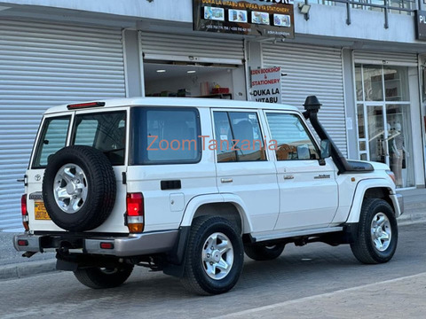 2013 Toyota Land Cruiser Hardtop White - 3/4