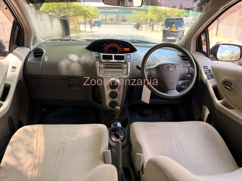 2006 Toyota Vitz Silver - 2/6