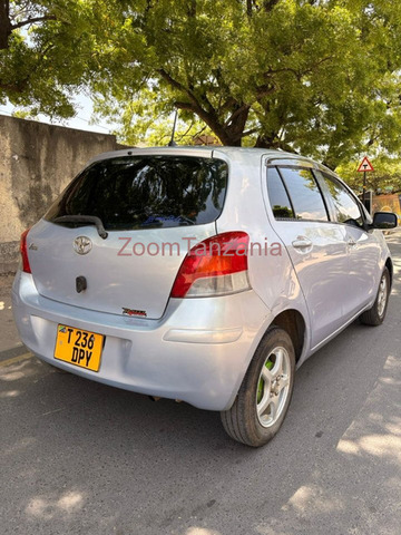 2006 Toyota Vitz Silver - 3/6