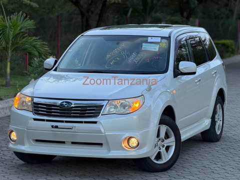 2010 Subaru Forester White - 1/4