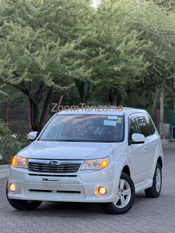 2010 Subaru Forester White - 2/4