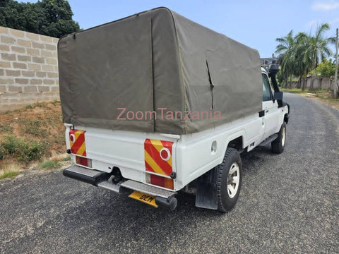 2005 Toyota Landcruiser Hard Top Gray - 2/6