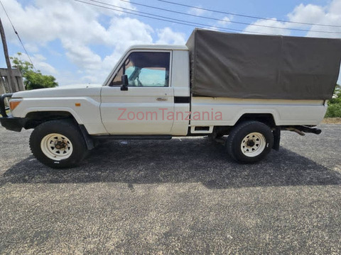 2005 Toyota Landcruiser Hard Top Gray - 4/6