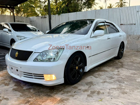 2005 Toyota Crown Athlete White - 1/6