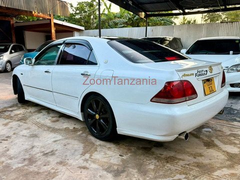 2005 Toyota Crown Athlete White - 2/6
