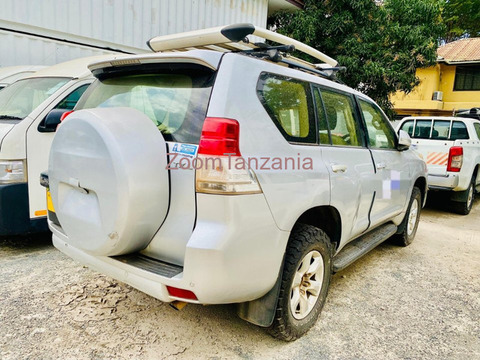 Toyota Prado TX.L 2012 Rangi Silver Inauzwa - 3/4