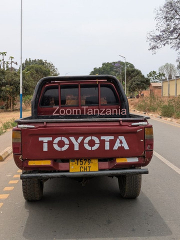 Toyota Hilux 3L 2000 Nyekundu Inauzwa - 2/6