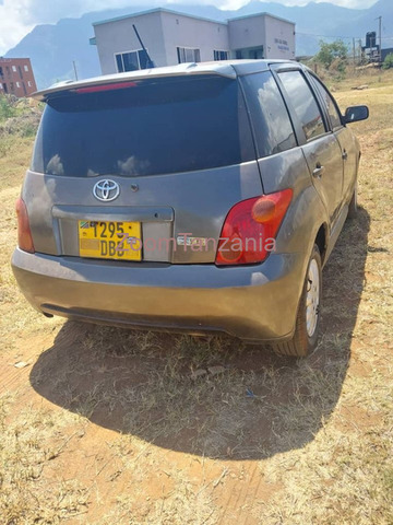 Toyota IST Silver - 2/5
