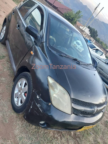 Toyota IST Black - 2/4