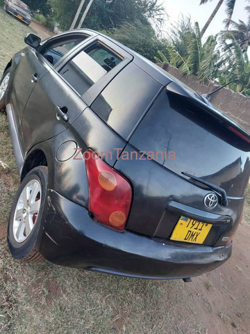 Toyota IST Black - 3/4